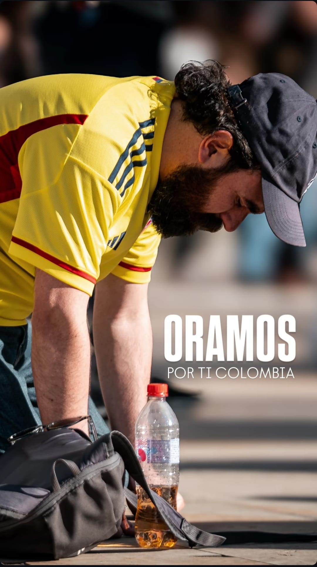 Santiago Jiménez, con la camiseta de Colombia, orando de rodillas
