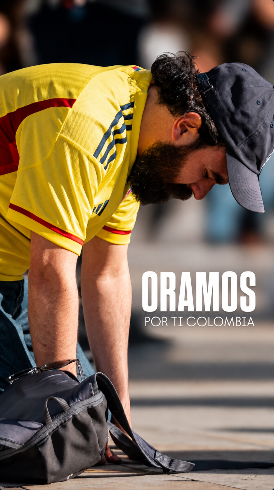 Santiago Jiménez, con la camiseta de Colombia, orando de rodillas